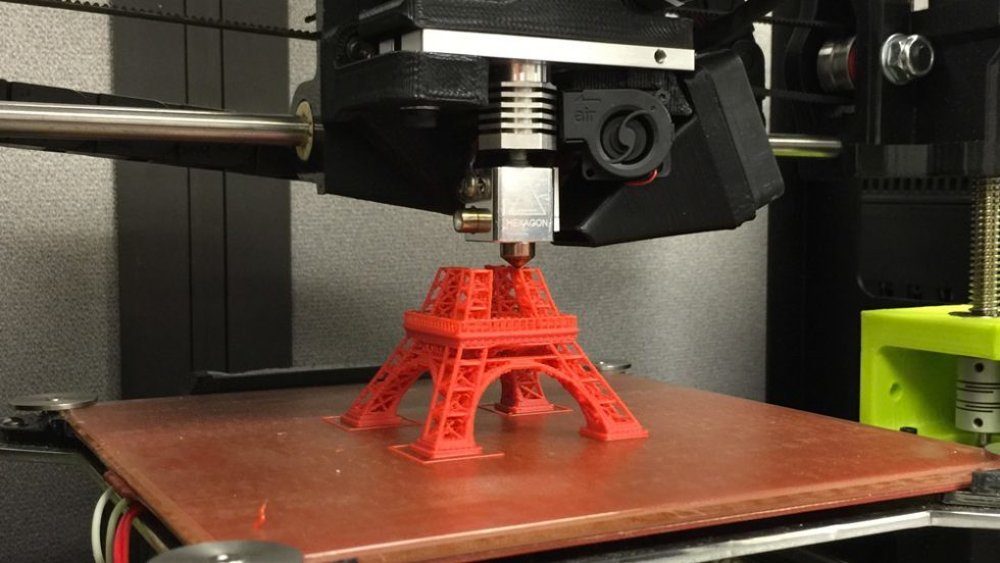 اسید پلی لاکتیک (PLA) احتمالاً گسترده ترین نوع رشته در دسترس و مورد استفاده در چاپ سه بعدی است